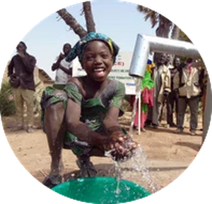 Sourire d'une fille Africaine à l'inauguration d'un puits