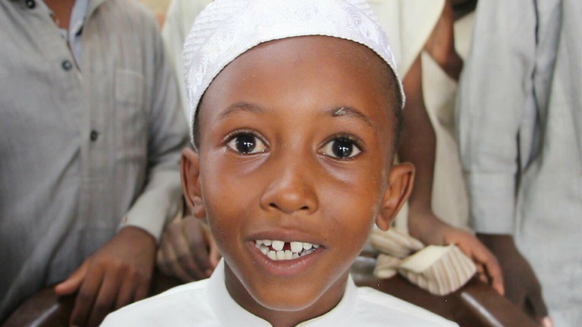 Garçon sourire aux lèvres qui bénéficie de votre don humanitaire Tchad