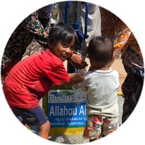 Sourire d'un enfant en Asie à l'inauguration d'un puits
