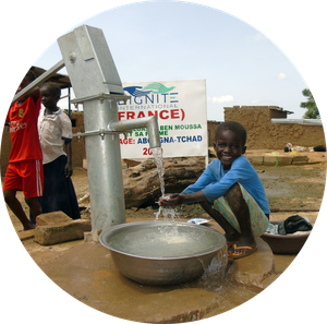Enfants en Afrique pompent l'eau d'un puits