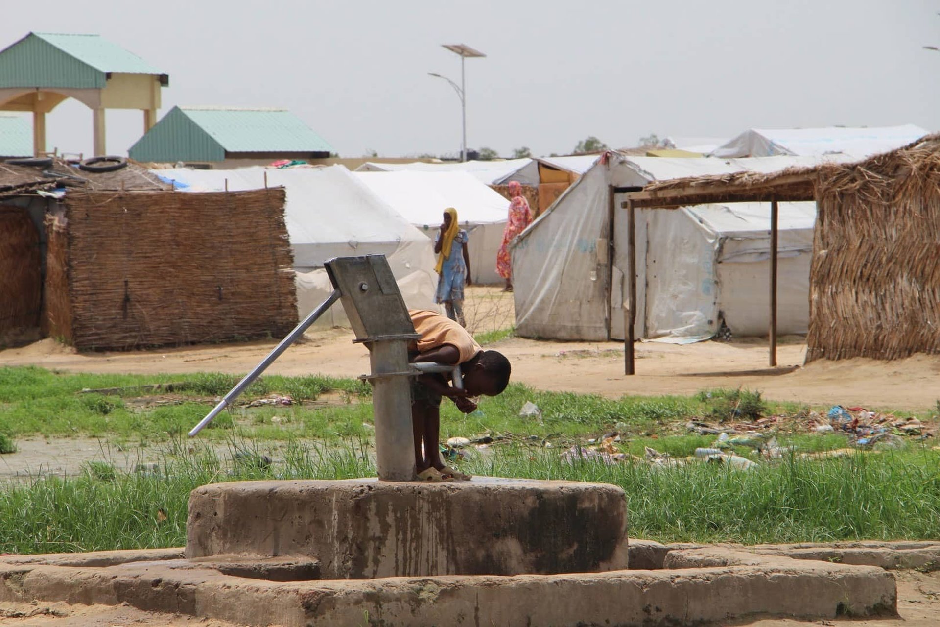 Enfant profitant d'un puits sadaqa jariya pour boire grâce à vos dons humanitaires pour le Tchad