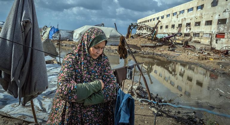 Femme palestinienne confrontée au froid à Gaza